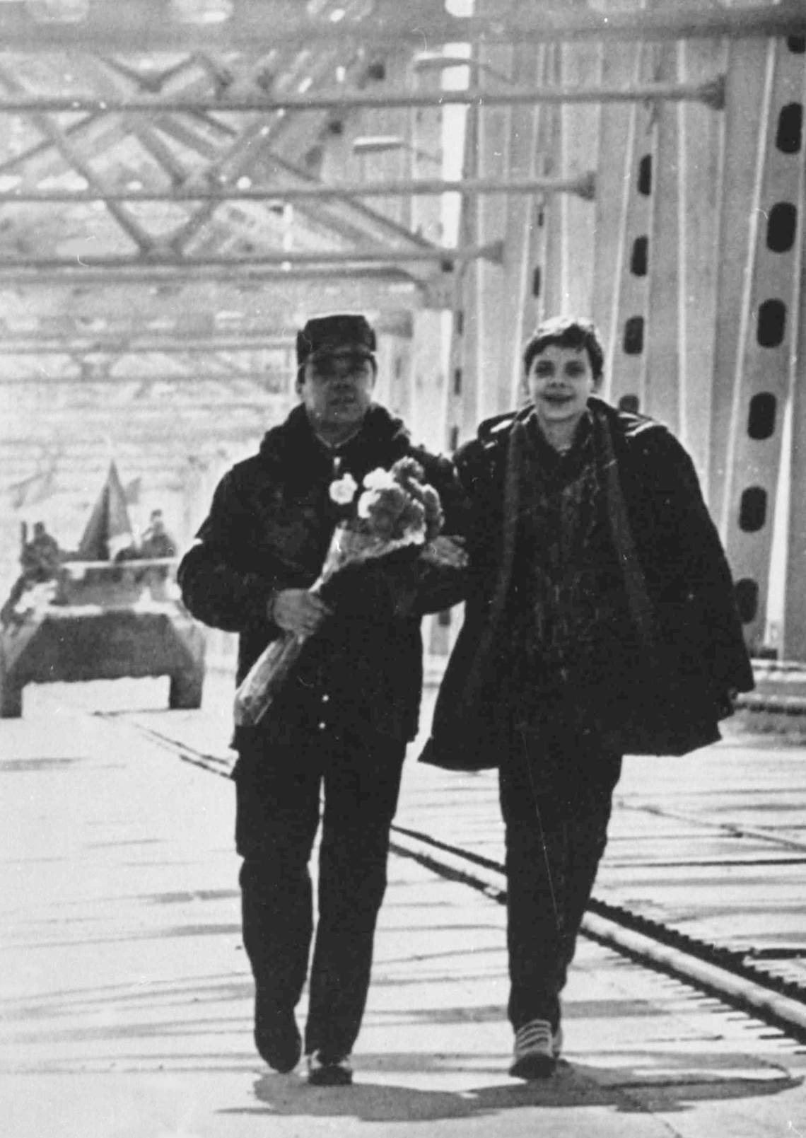 საბჭოთა არმიის გენერალი ბორის გრომოვი შვილთან ერთად, თერმეზი 1989 წლის 15 თებერვალი